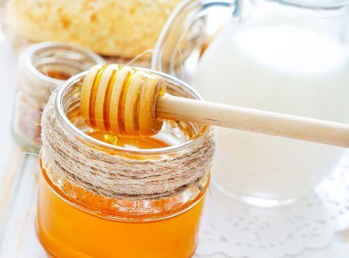 Een masker met appel melk en honing voor een gladde huid