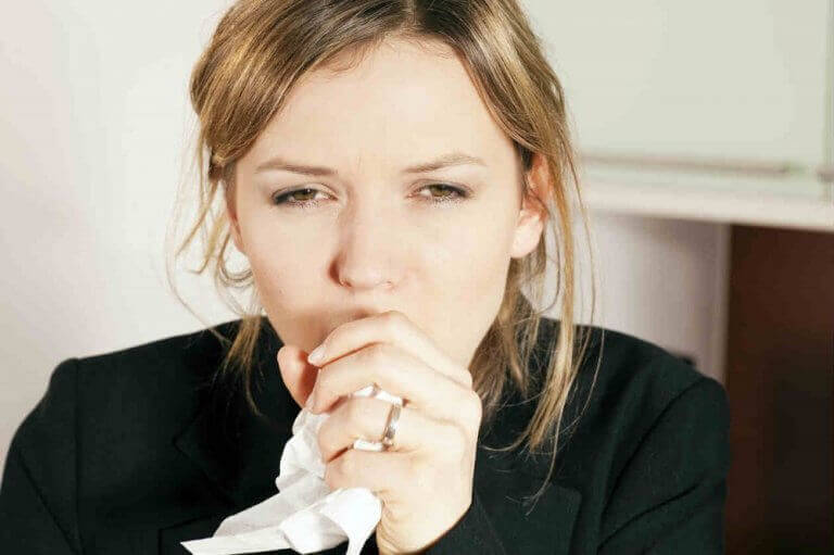 Hoestende vrouw