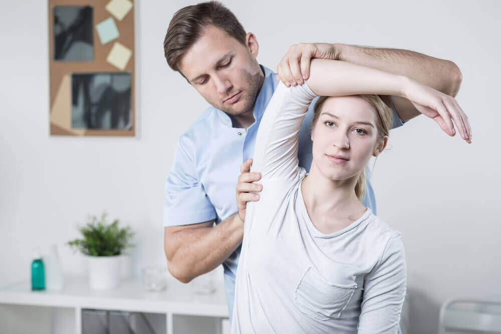 Vrouw krijgt fysieke test