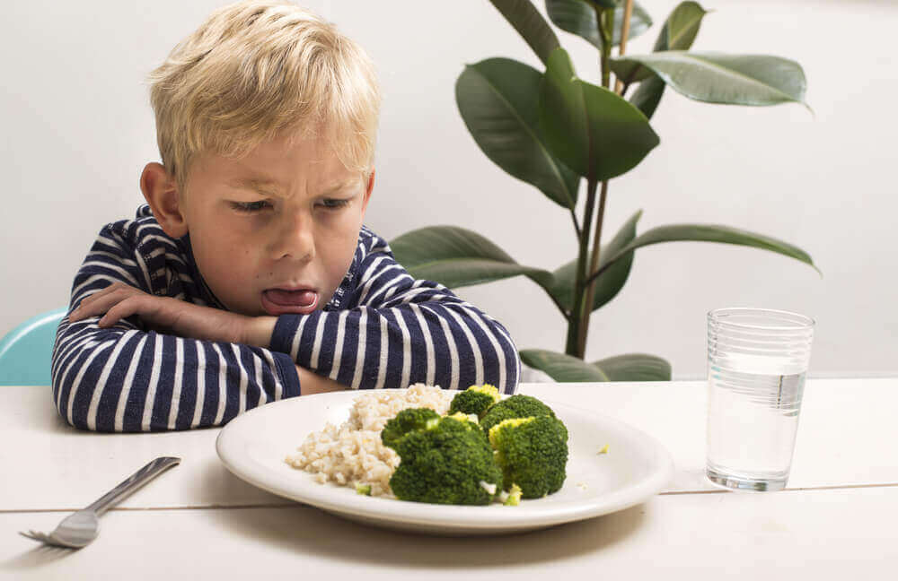 Jongen steekt tong uit naar eten
