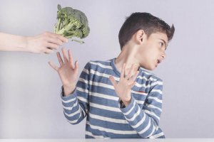 Kinderen die weigeren om groenten te eten