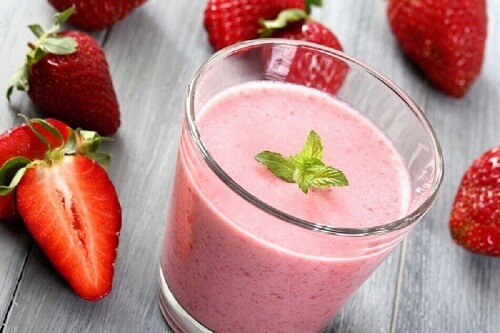 Ontgiftende smoothie met aardbei en kokos