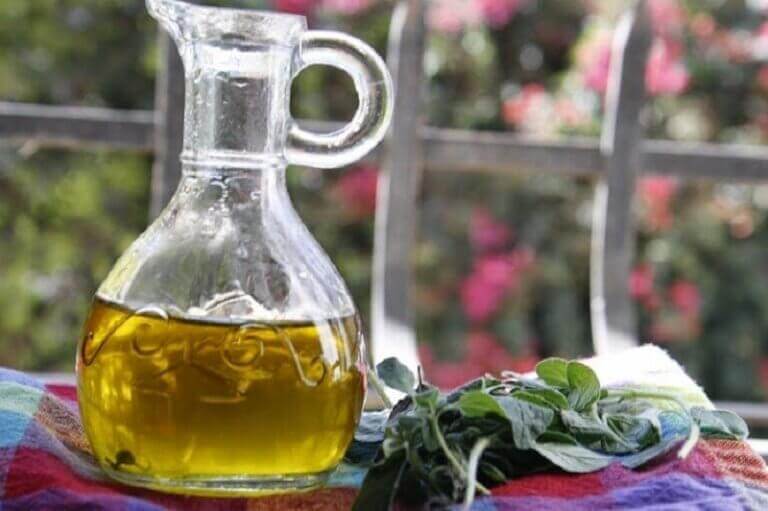 Oregano en fles olijfolie