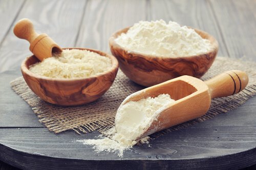 Houten bakjes met rijstmeel