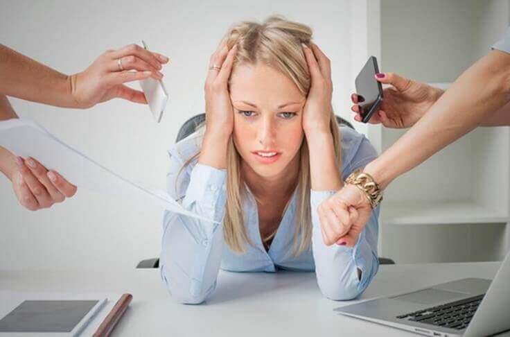 Vrouw houdt haar hoofd vast van de stress