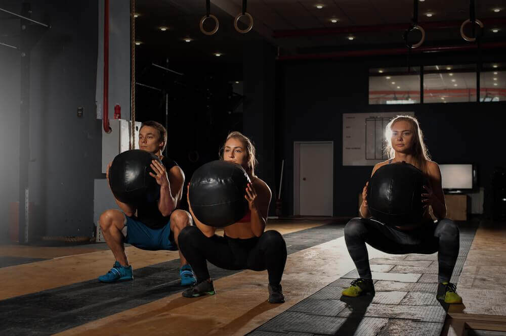 Mensen doen een bal squat