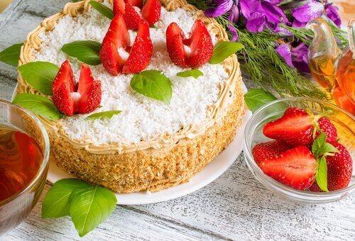 Cheesecake met aardbeien een van de caloriearme tussendoortjes