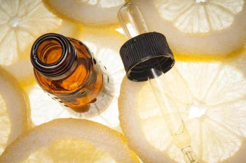 Hoe maak je etherische olie van citroen?