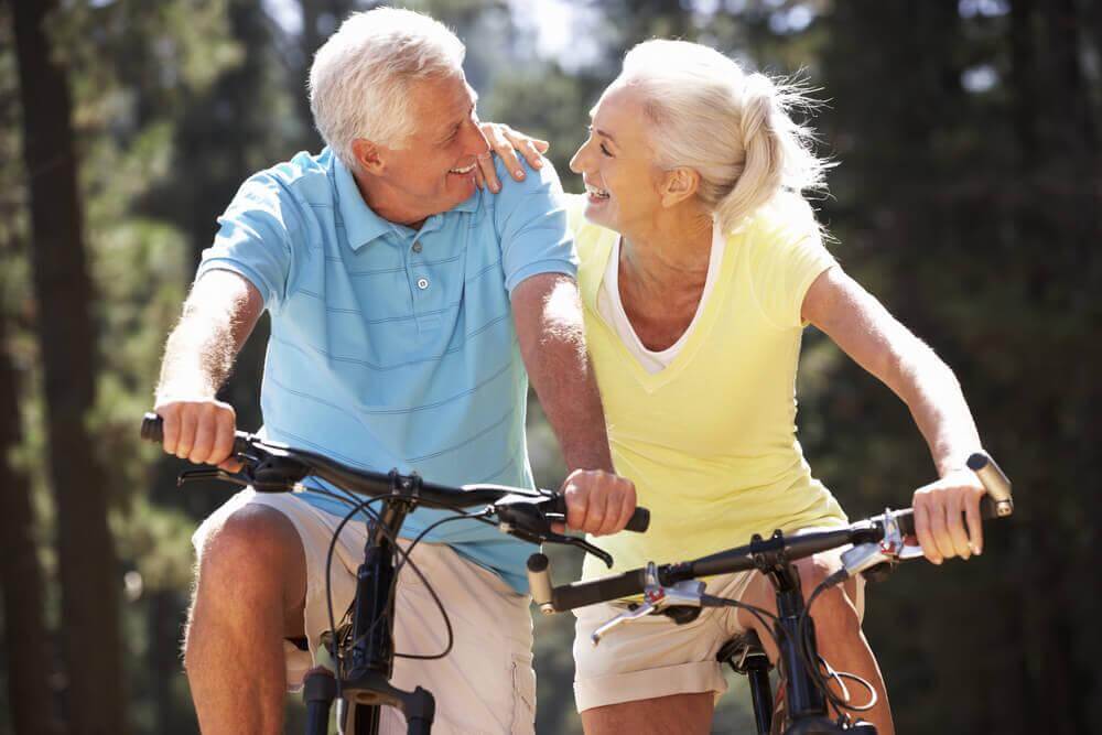 Ouder echtpaar op de fiets