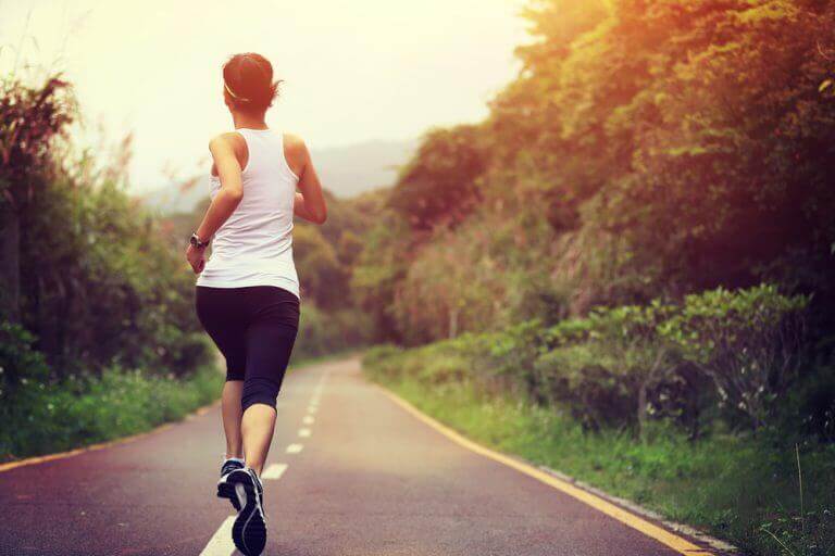 vrouw aan het joggen