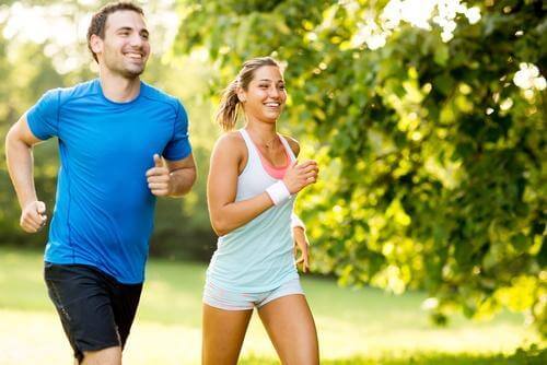Koppel joggend in het park