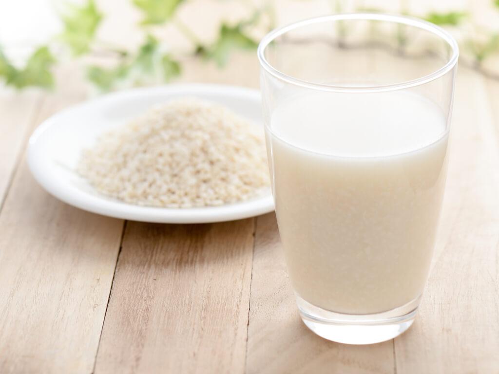 Bord met rijst en een glas melk