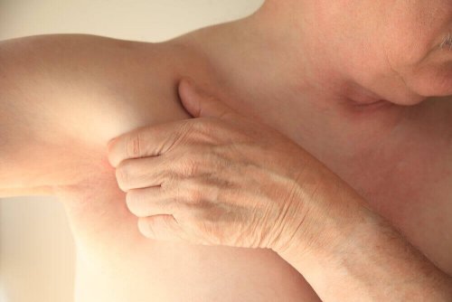Pijn onder je oksel door verrekte spier