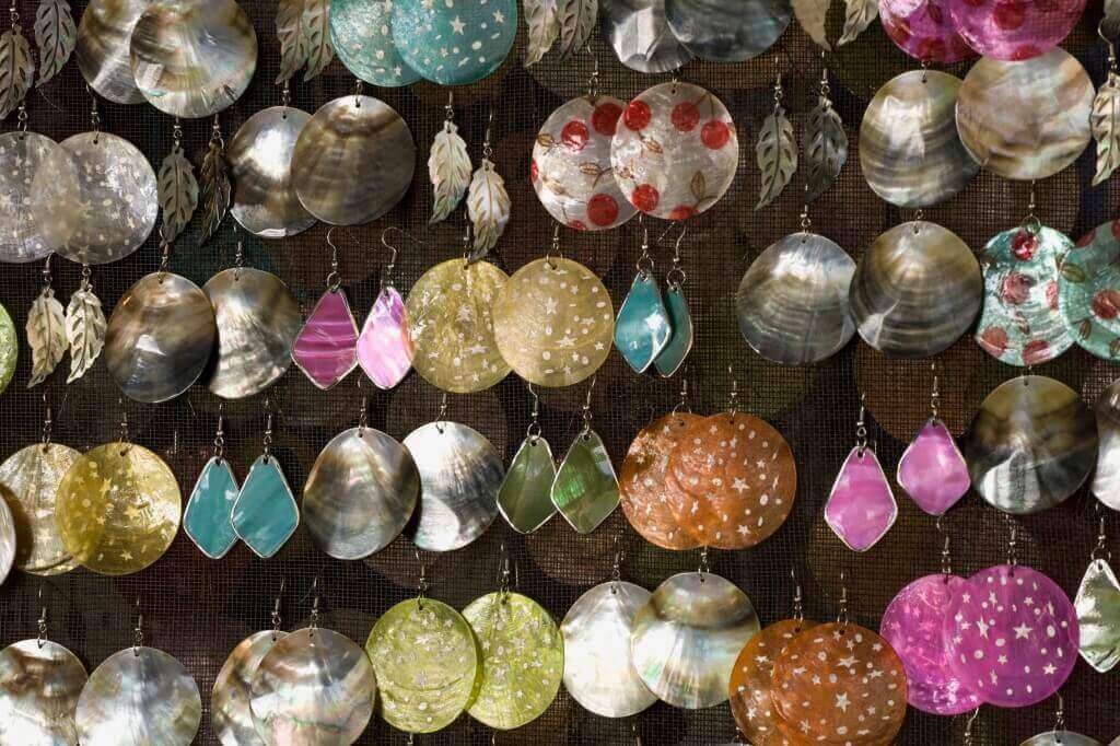 Oorbellen in verschillende kleuren