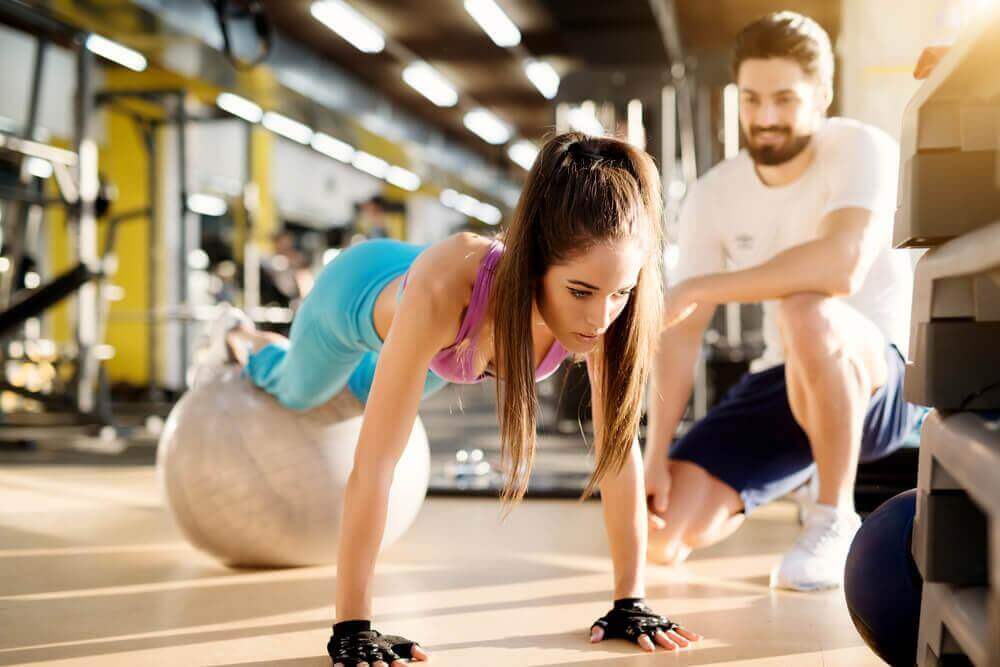 Vrouw doet de plank met een fitnessbal