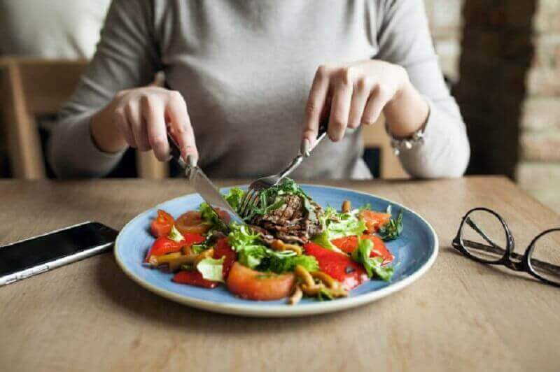 Vrouw die een salade eet