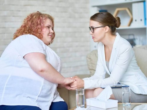 Dikke vrouw vanwege sedentaire leefstijl