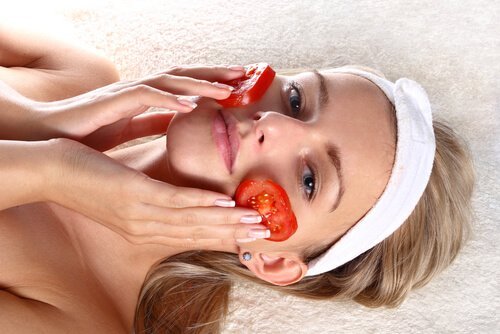 Meisje met tomaat op haar gezicht
