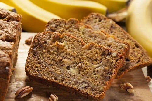 Een cake met banaan