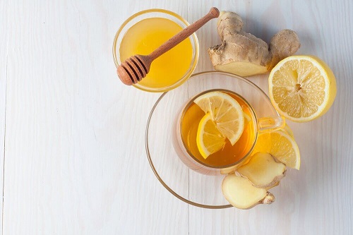 Een hoestremedie met gember, honing en citroen