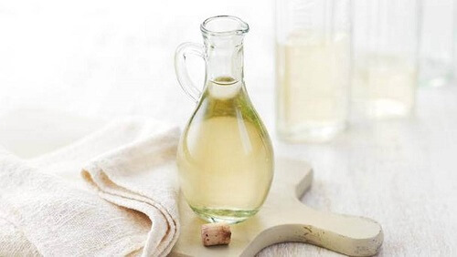 Houtreiniger met witte azijn en jojoba-olie