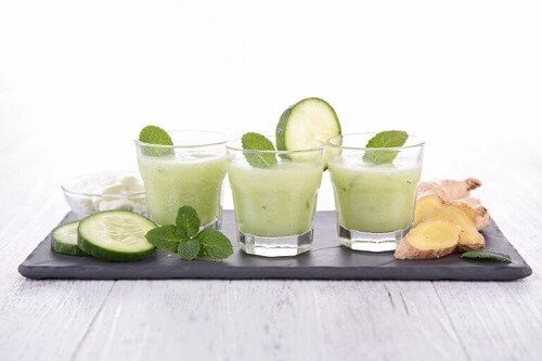 Sap van komkommer, waterkers en gember