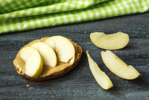 Appel op een broodje pindakaas