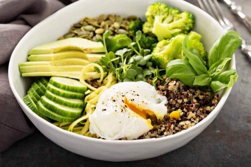 Avondmaaltijd met avocado en zaden