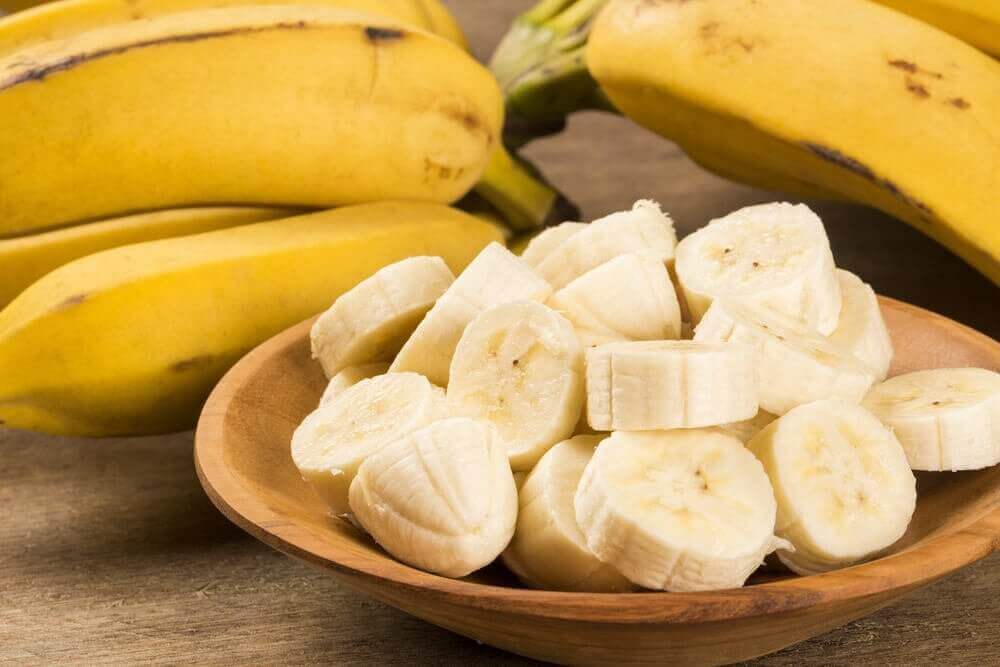 Schaal met gesneden banaan
