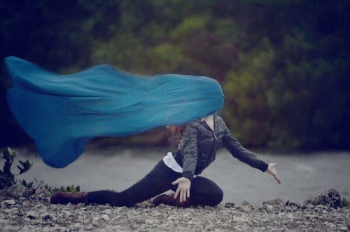 Meisje met een doek voor haar gezicht