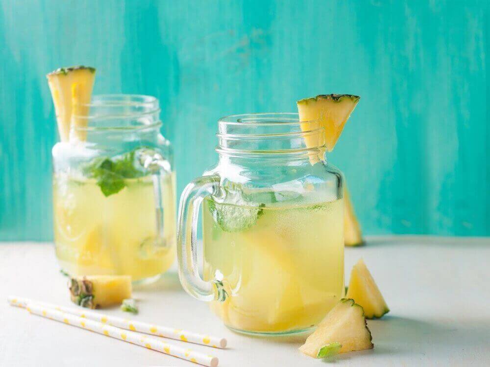twee glazen bekers ananaswater