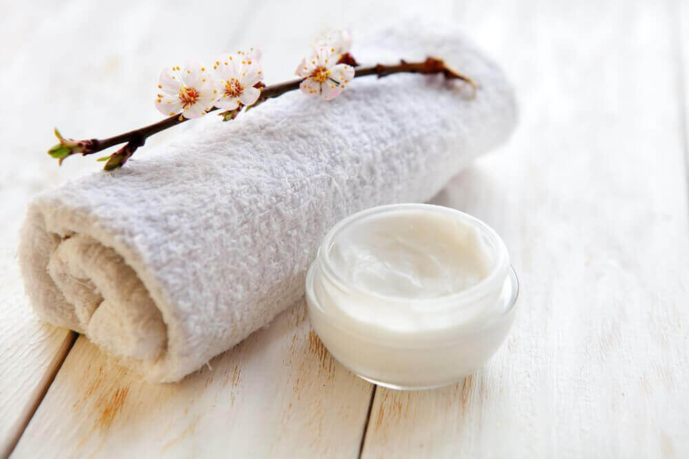 Potje zeep naast handdoek