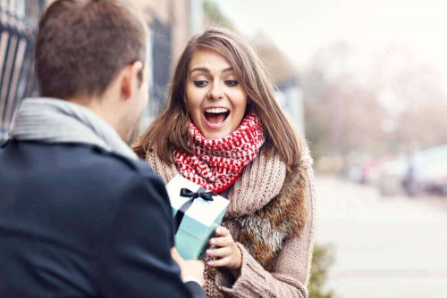 Meisje krijgt cadeau