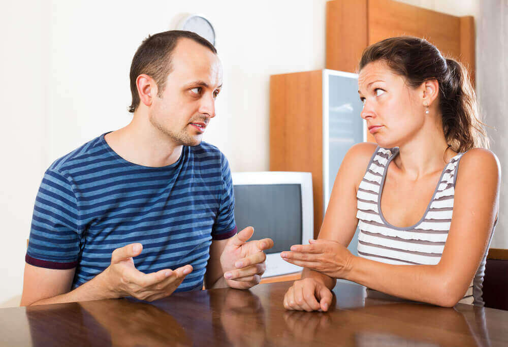 man en vrouw in onduidelijk gesprek