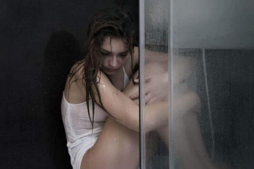 Droevig meisje onder de douche