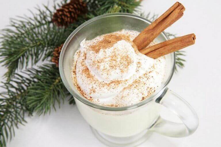 Eggnog in een glas met kaneel