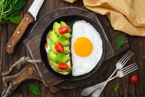 Spiegelei met avocado