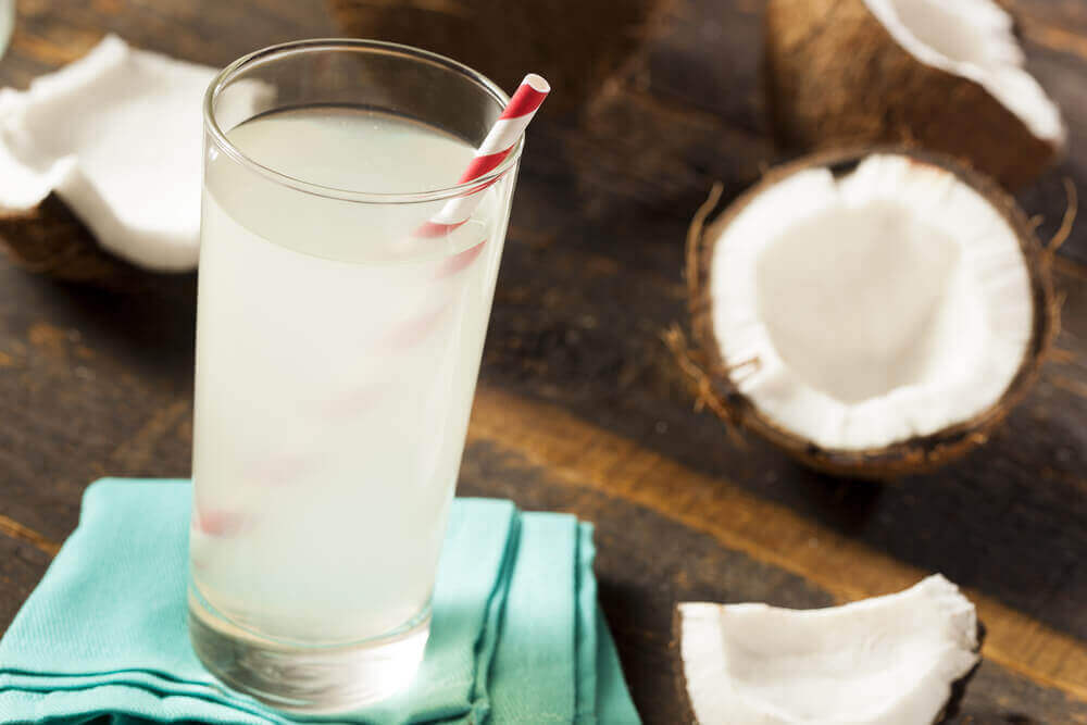 Glas kokoswater met een rietje