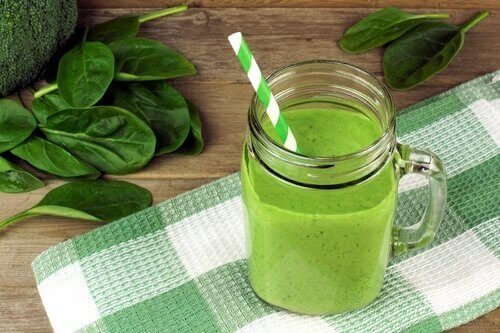 groene smoothie met een rietje