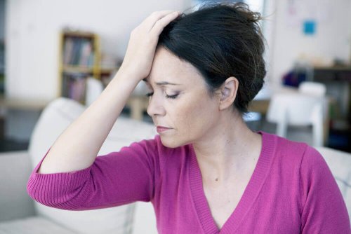 Vrouw heeft last van hoofdpijn