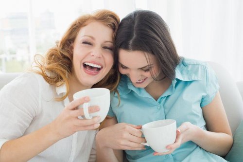 Twee vriendinnen die samen lachen