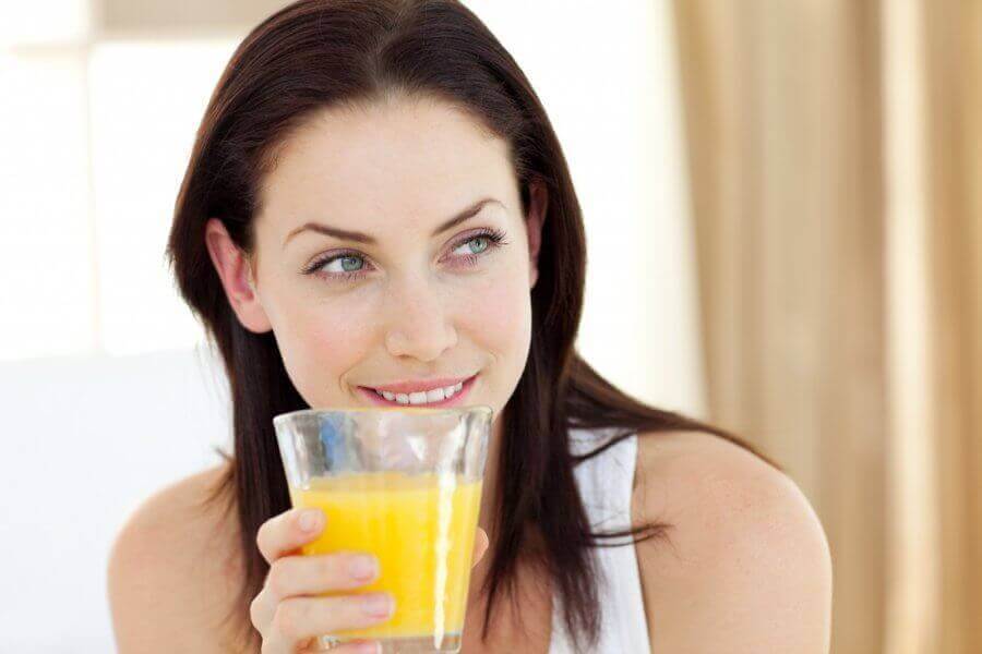 lachende vrouw met glas ananaswater