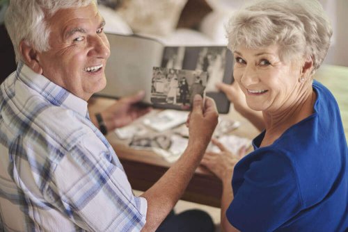 Naar oude foto's kijken