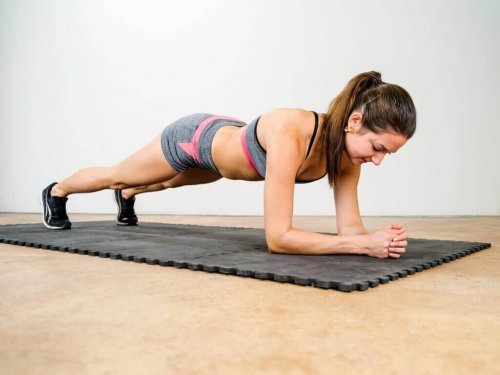 Vrouw die de plank doet