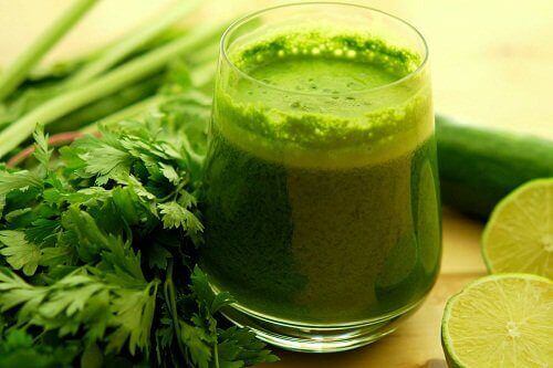 Glas met smoothie van peterselie