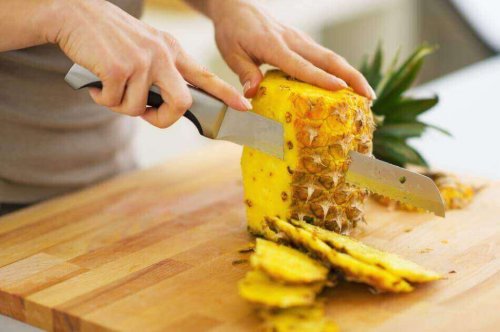 Snijd de ananas