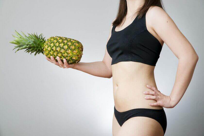 slanke vrouw met ananas