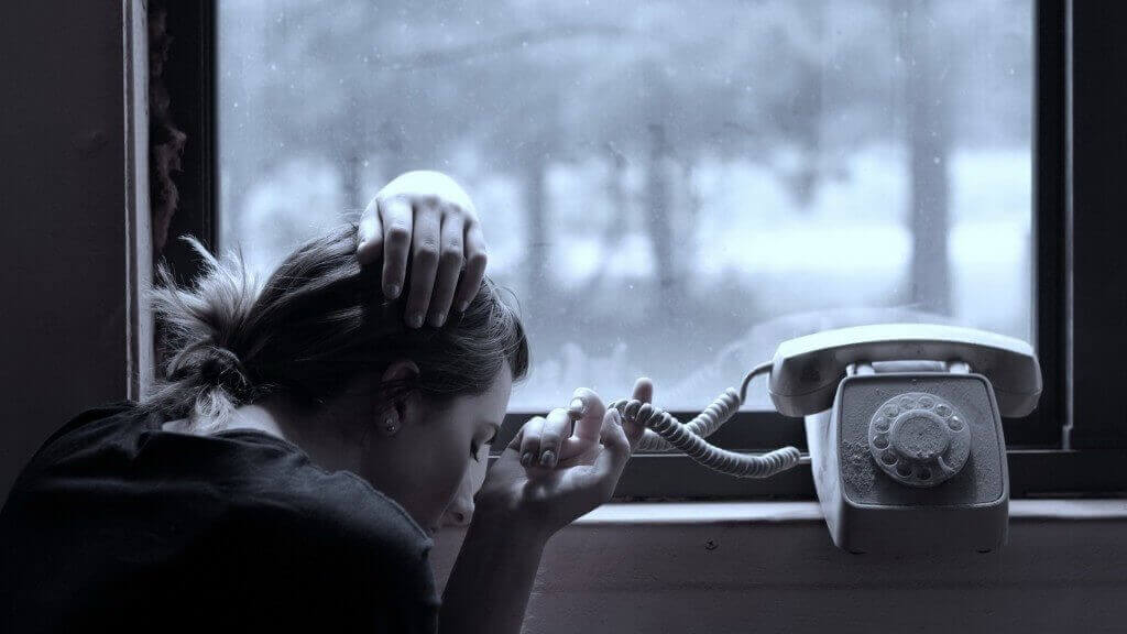 Wachtende vrouw bij telefoon