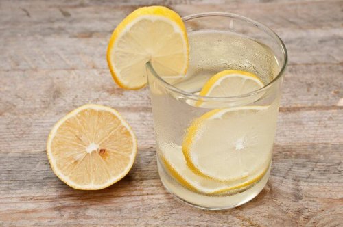 Drink water met citroen