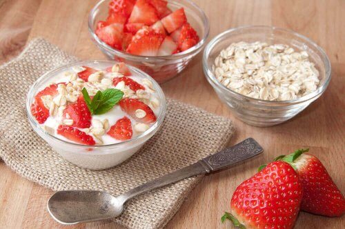 Havermout en natuurlijke yoghurt